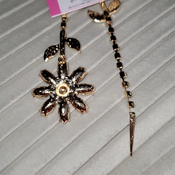 NWT Betsey Johnson Daisy Mismatched Earrings - Picture 10 of 13